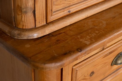 pine-cupboard-close-up